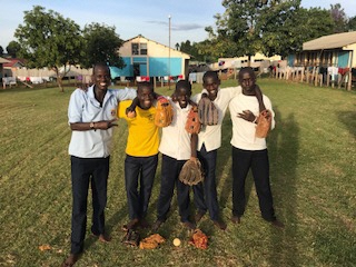 ウガンダの子ども野球