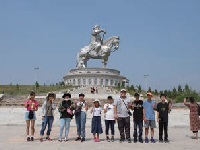 チンギスハーン像の前で記念写真