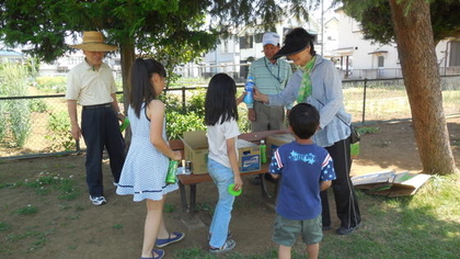 お疲れ様の飲み物を受け取る子どもたちの写真