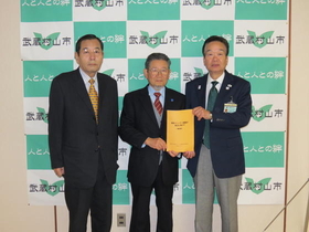 報告書を市長に提出