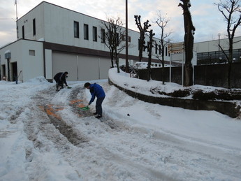 市では降雪時、交通量の多い急な坂道や公共公益施設の周辺などを中心に除雪作業を行っています。