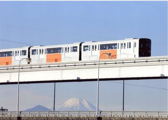富士山をバックに立日橋を走るモノレールの写真