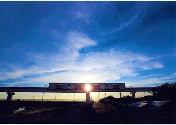 立日橋を走るモノレールと夕日がコラボした写真