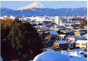 大曲から富士山をバックに雪の積もった市内を撮った写真