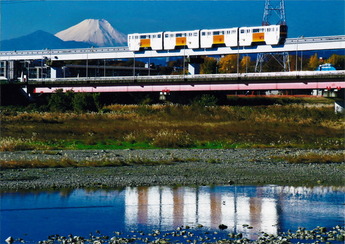 川面に立日橋を走るモノレールと富士山が映った写真
