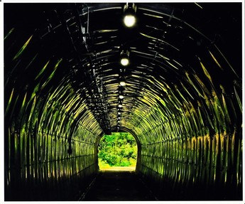 赤坂トンネル内が反射し万華鏡のように見える写真