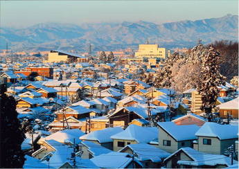 朝日を受け輝く市内の風景