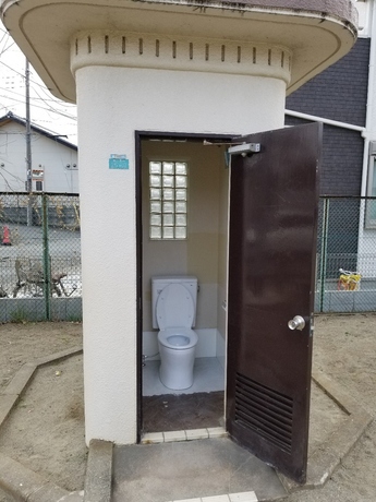 洋式化されたトイレの画像