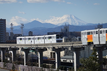 天気の良い日は、モノレールから美しい富士山を見ることができます。