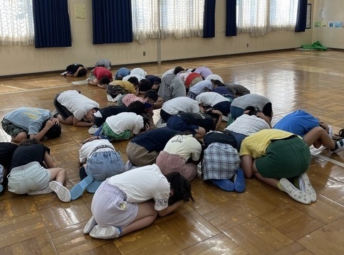 姿勢を低くして身を守っている写真