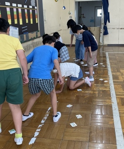 防災かるた取りの写真