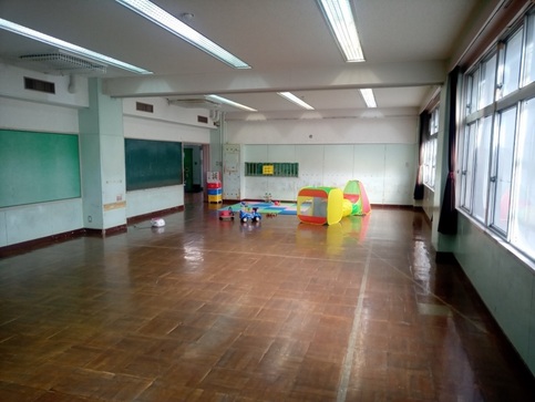 中藤地区児童館のクリーニング前の床