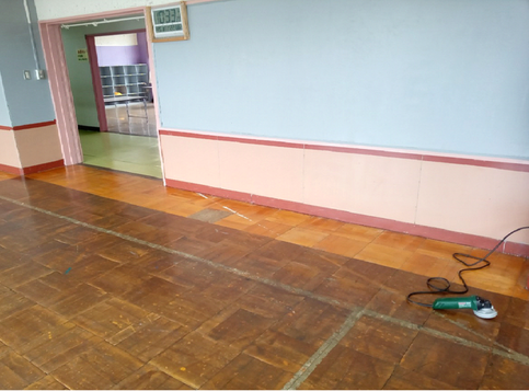 中藤地区児童館のクリーニング中の床