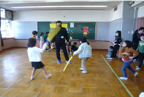 チャンバラで遊ぶ子どもたち