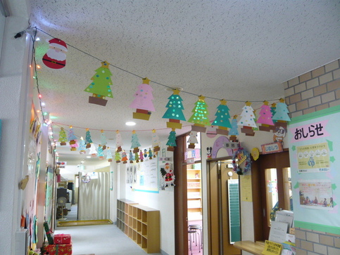 廊下のクリスマス装飾