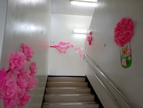 山王森児童館の階段壁面の様子