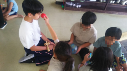 小学生と遊んでいる写真