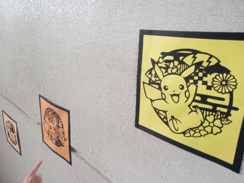残堀・伊奈平地区児童館の階段に貼ってある切り絵