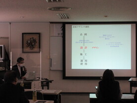 画像（基調講演で講師が説明をしている）