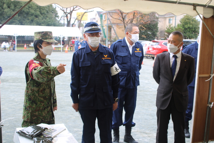 自衛隊から説明を受ける市長