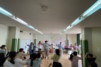 ノリに乗ってみんなで踊っている写真