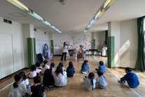 開始直後で緊張しながら演奏を聴いている写真