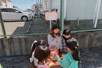 景品を選んでいる写真