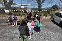 鈴くじを引いている様子の写真