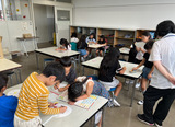 うちわ作りをしている写真