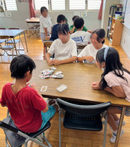 トランプをしている写真