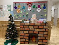 さいかち児童館のクリスマスツリーと暖炉の画像