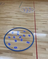 フラフープの輪の中にトランプが置いてある写真