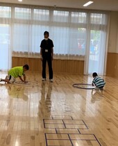 裏返しになってるトランプを表に返して自分の数字を探している写真