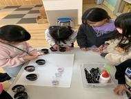 ミニチュアケーキ製作の飾りを選んでいる写真
