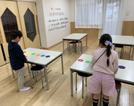 クイズを出されて音階をカードから探している画像
