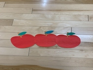 折り紙で作ったりんごが並んでいる画像