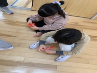 折り紙のりんごをちぎっている画像