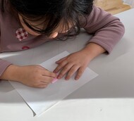 子どもが型抜きをしている写真