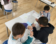 センサリーボトルを作る子どもたち