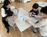 センサリーボトルを作る保護者と子どもの画像