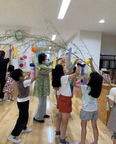 笹に短冊と飾りを飾っている写真