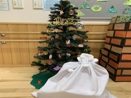 クリスマスツリーとプレゼントの袋の画像