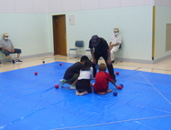 ボッチャを教わる子どもたち