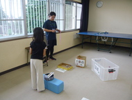 ダーツをしている子ども