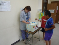 くじ引きをする子ども