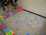 魚釣りゲームをして遊ぶ子ども