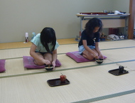茶道を教わる子ども達