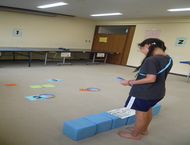 わなげで遊んでいる子ども