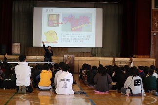 動画を視聴している小学生