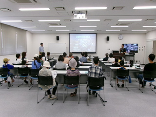 見学の様子の写真